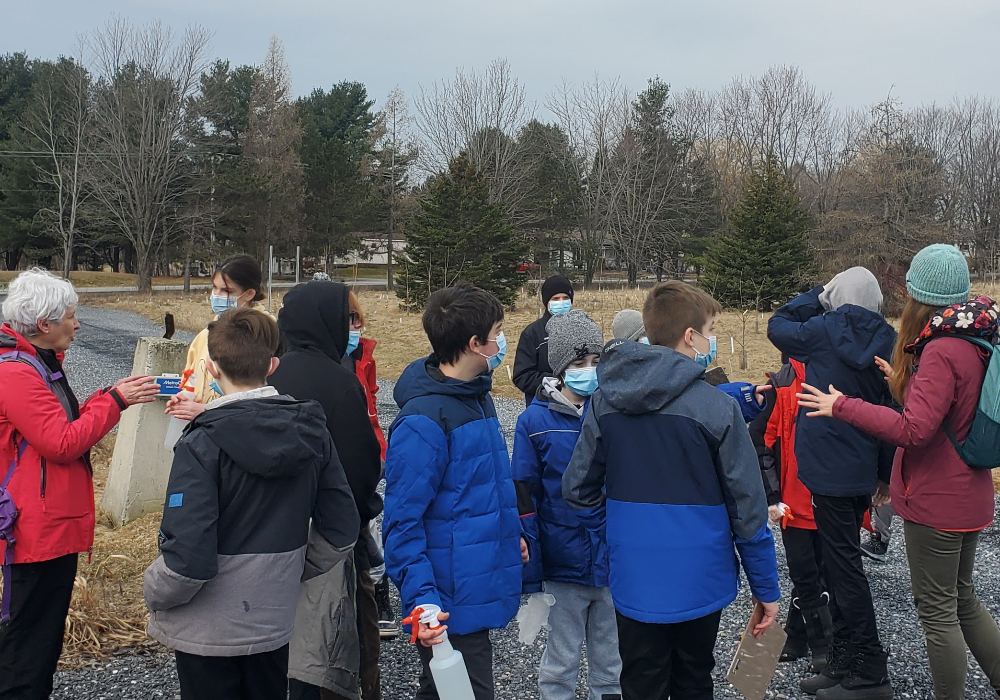 Des élèves de Saint-Bruno réalisent une action pour les oiseaux au mont Rougemont